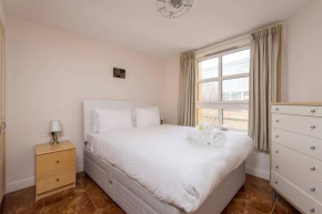 JOIVY Cozy & central 2 bedroom apt w parking